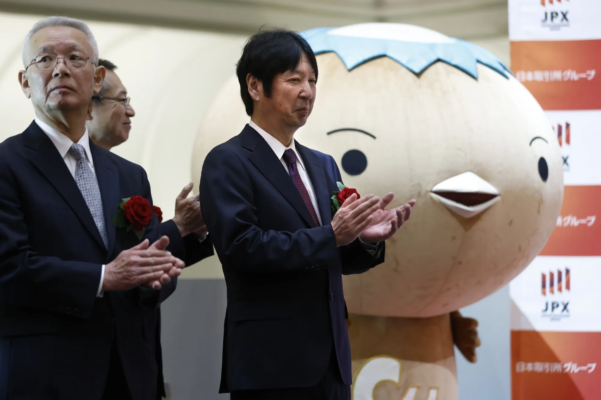 JX金属の初値843円、一時公開価格比7％超上昇－6年ぶり大型案件