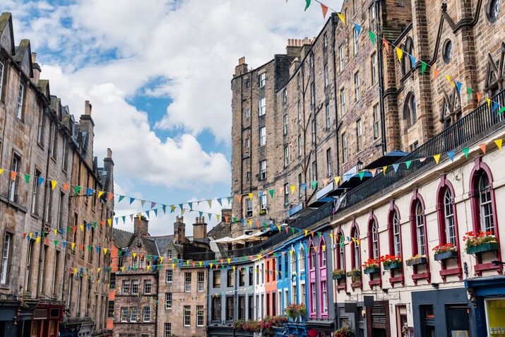 Victoria Street with its medieval houses and shops with brightly colored facades, Edinburgh, Scotland.