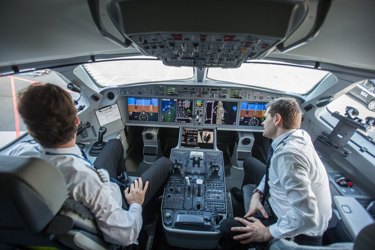 Flight pilot. Самолёт на 4 человека кабина. Пилот оборудование. Авиакомпания Canada Cockpit. Приложение для пилотов авиакомпании.