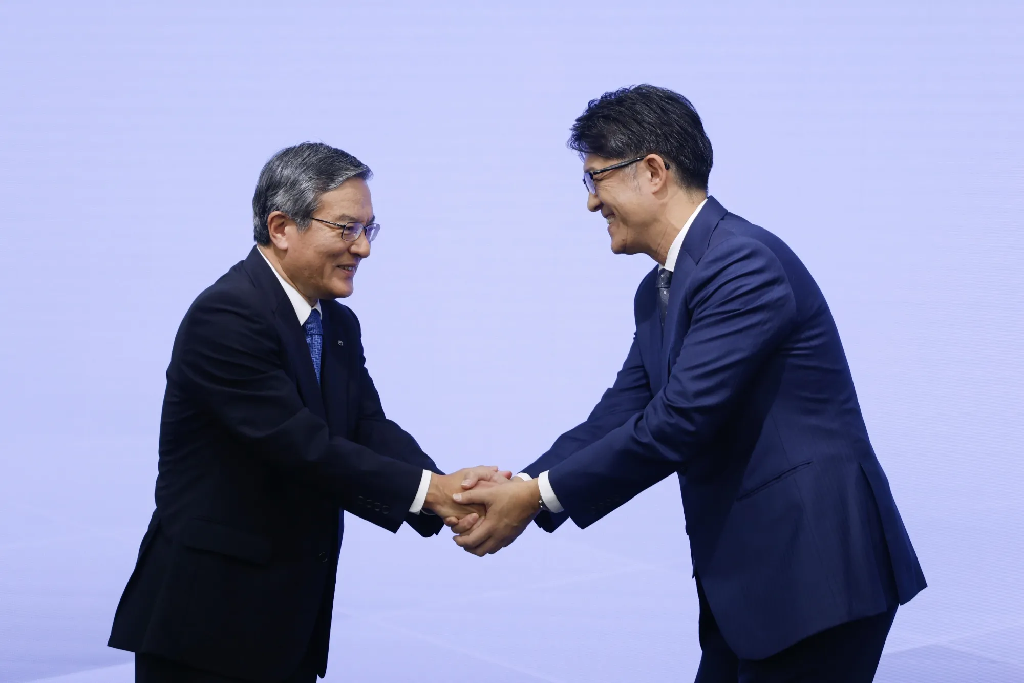 NTT CEO Akira Shimada, left, and Toyota CEO&nbsp;Koji Sato at a news conference in Tokyo&nbsp;on Oct. 31.