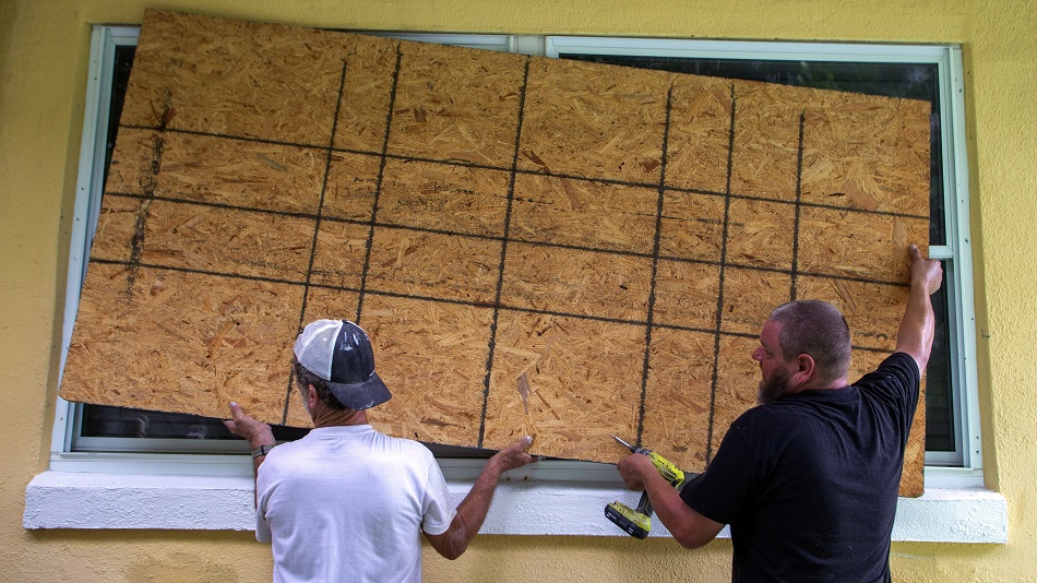 Super Typhoon Saola: Hong Kong shoppers strip supermarket shelves