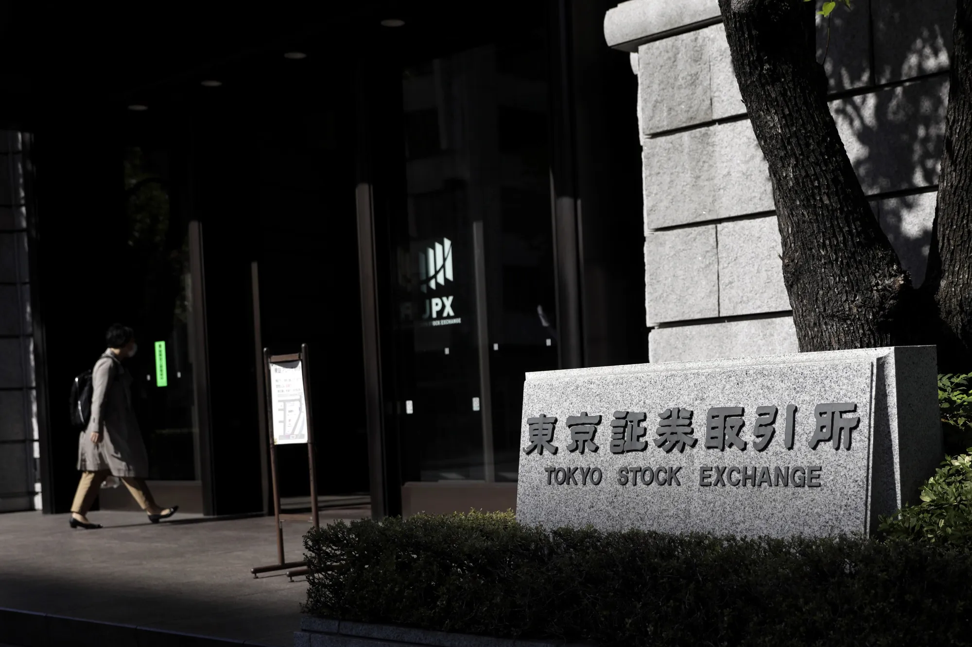 上がり過ぎた日経平均、反動安警戒でプットコールレシオ14年ぶり高値 - Bloomberg