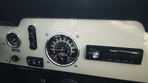 Yes, it does come with a radio. On request.