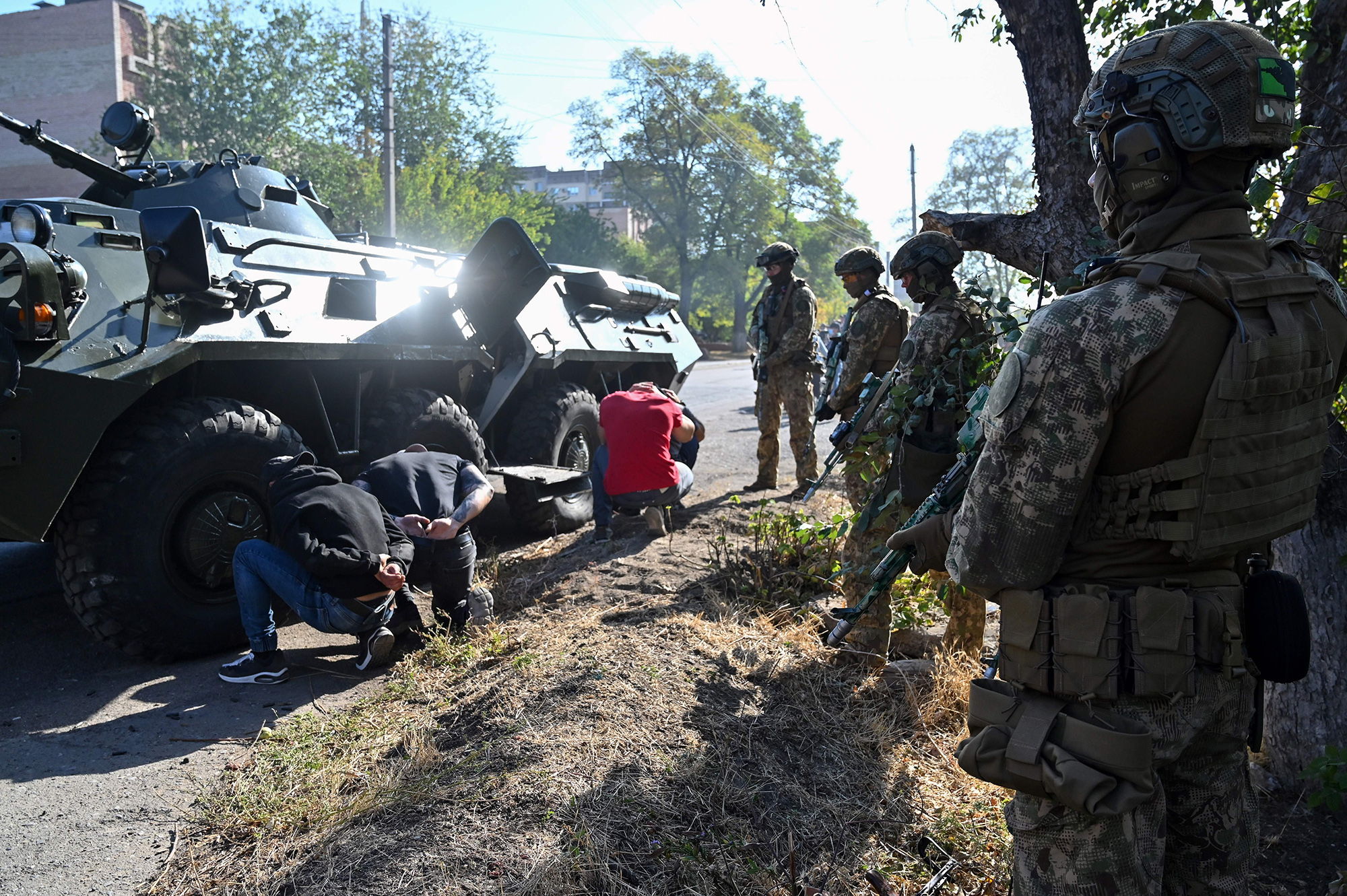 Члены Национальной гвардии украинских солдат и сотрудники Службы безопасности СПУ проводят антитеррористические учения 13 октября 2020 года в Славянске на востоке Украины. 