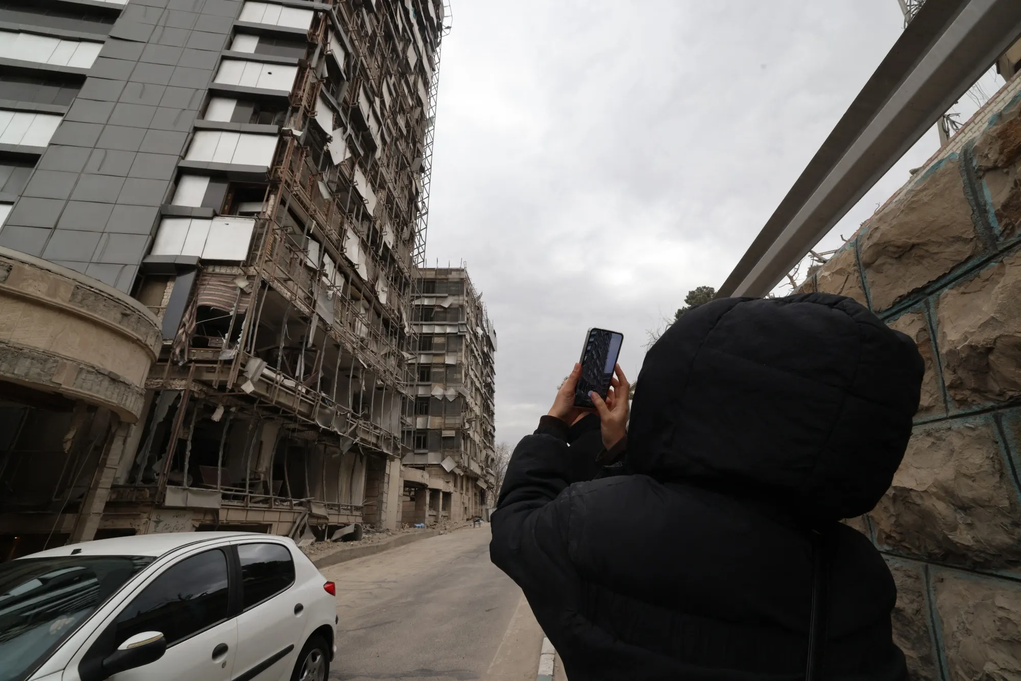 Bloomberg:伊朗人在断网中绕过封锁,把空袭现场画面传向外部世界