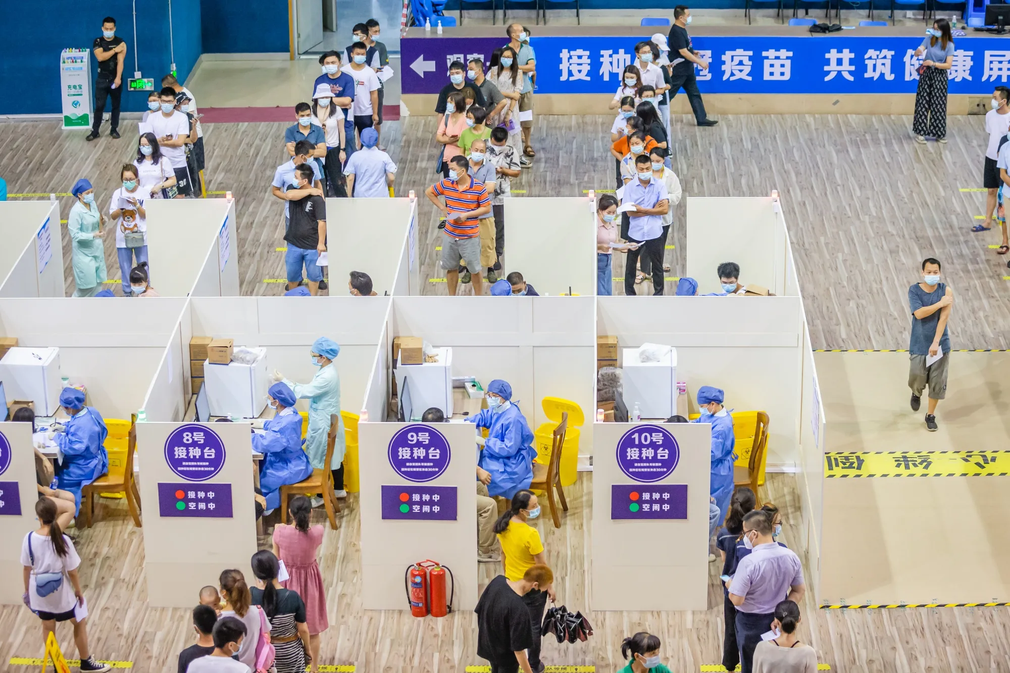 Residents wait for vaccines at a vaccination site in Foshan, Guangdong Province&nbsp;