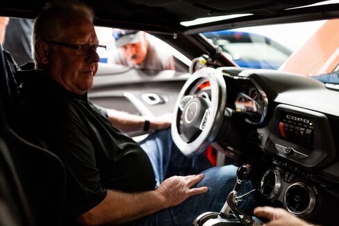 購入したばかりのCOPOカマロの運転席に着くミッチェルさん