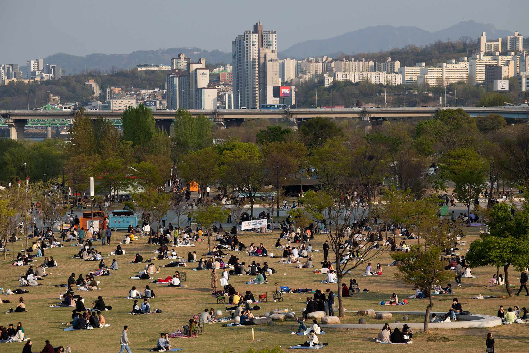 Как выглядят корейские кладбища. Контрасты Южной Кореи. Сеул 1989. Сеул 100 лет назад. Сеул Южная Корея контраст.