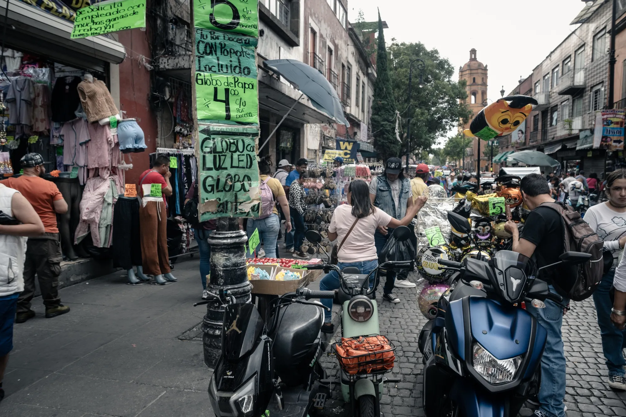 Stores and street vendors in Mexico City.
