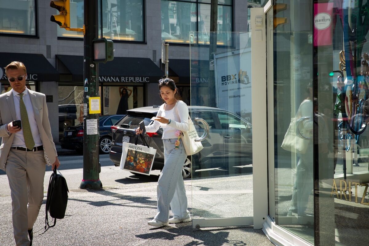 Inflation Eases to 1.9%, Backing Bank of Canadas Dovish Stance