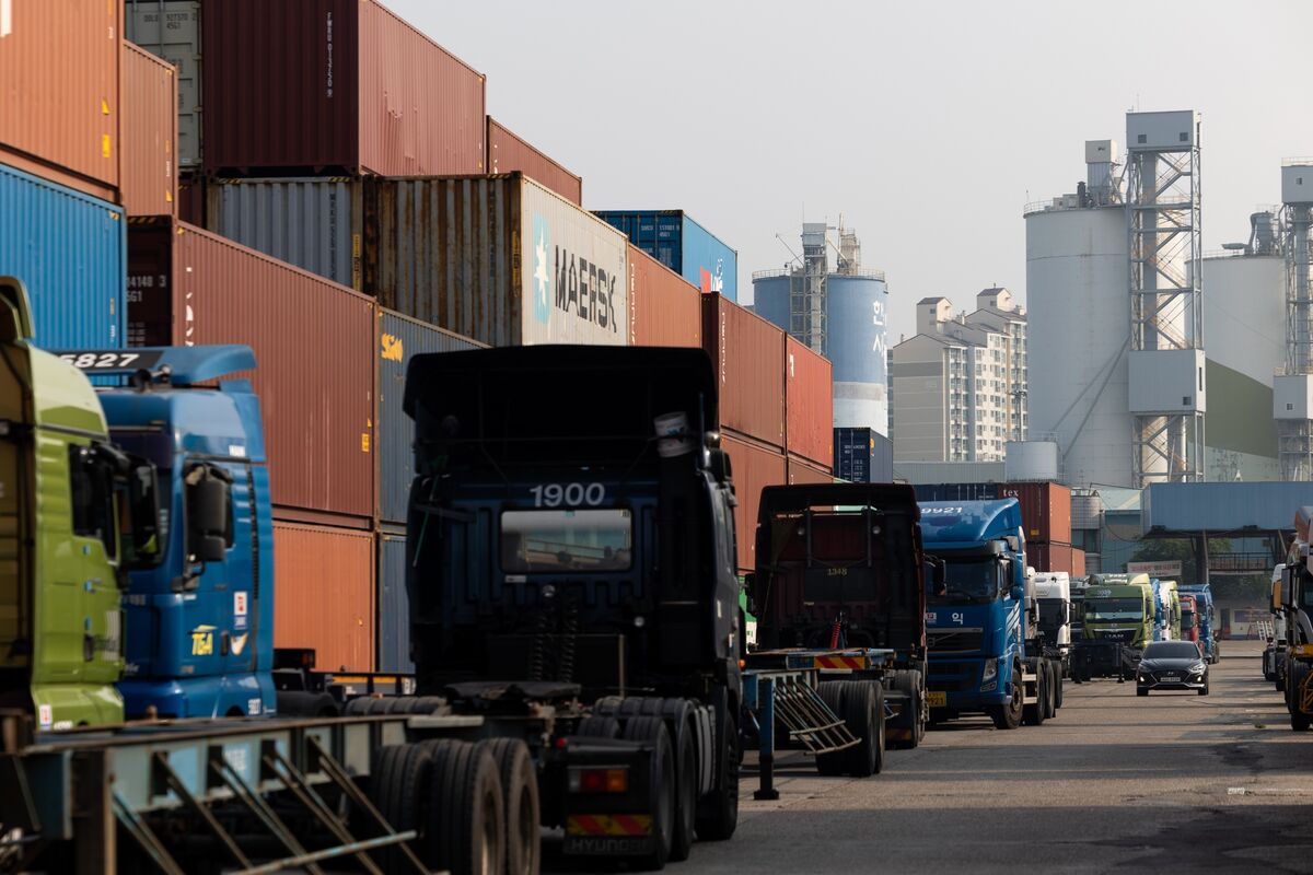 South Korea Trucker Strikes Threaten Supply Chains, Factories in Asia