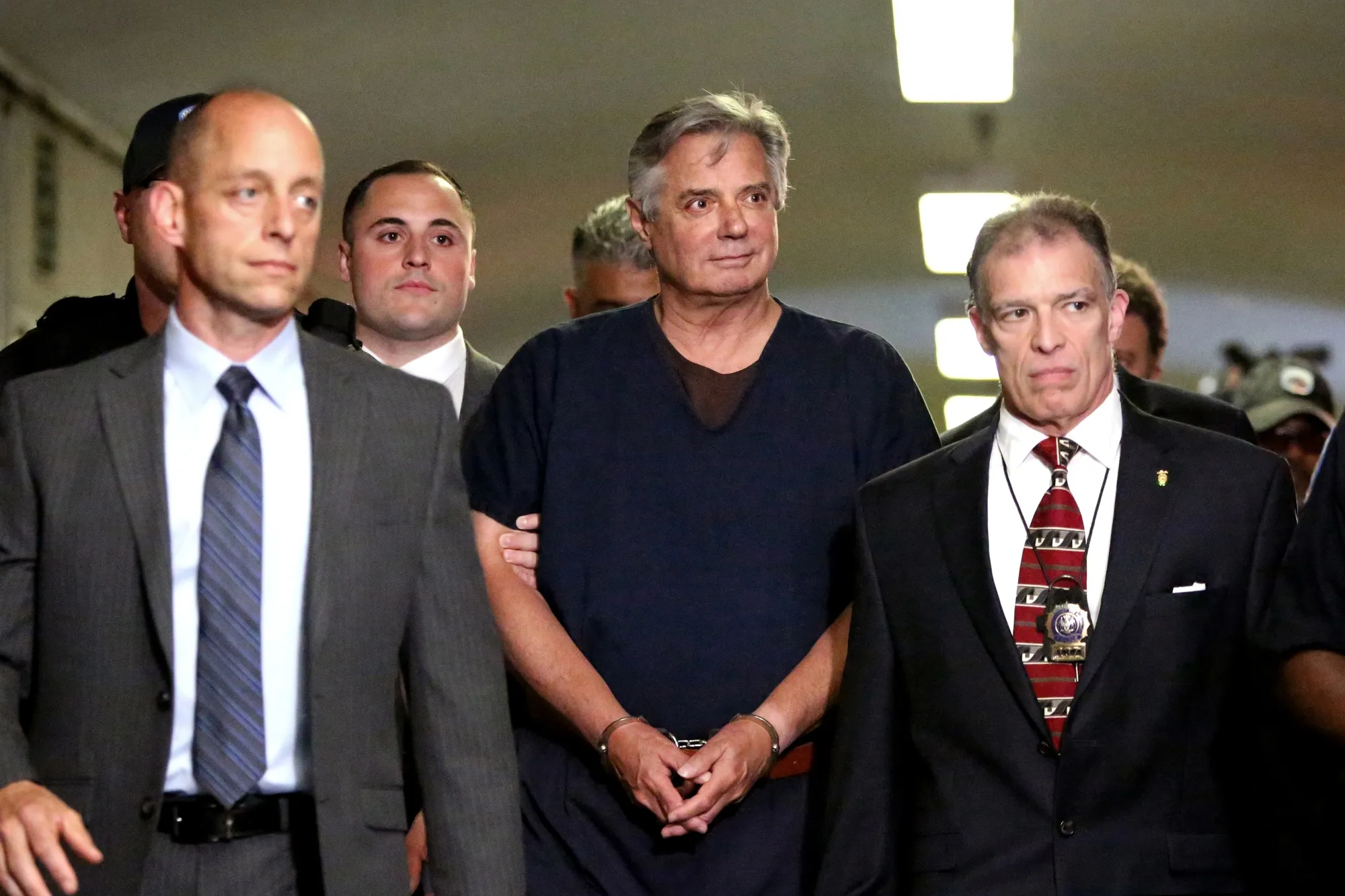 Paul Manafort, center,&nbsp;arrives to his arraignment in Manhattan Criminal Court in 2019.