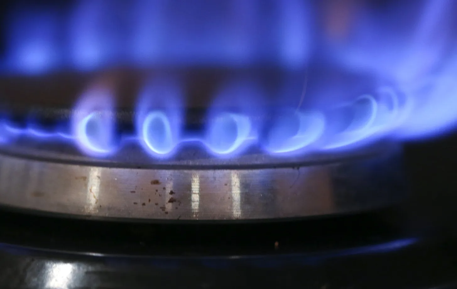 Natural gas burns on a kitchen stove in Hornchurch, U.K., on Tuesday, Dec. 4, 2012. The regulatory investigation into alleged manipulation in the U.K. gas market, Europe's biggest, may fail to undermine a price-setting system that relies on daily conversations between journalists and traders.
