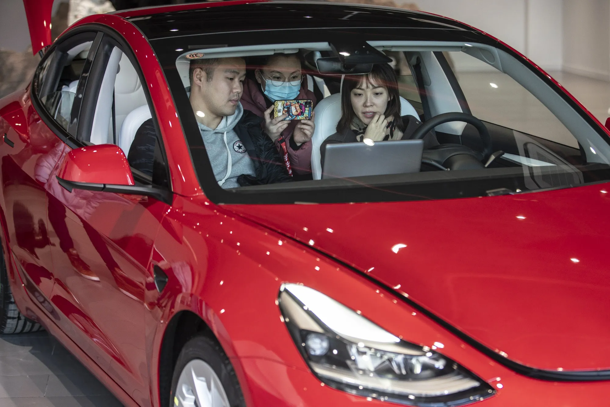 Tesla doesn’t disclose how many of its customers have paid for FSD.&nbsp;
