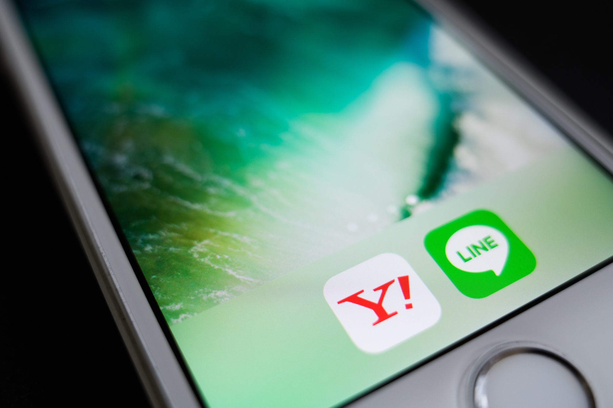 LINE and Yahoo Japan App As Two Are In Talks For Possible Merger