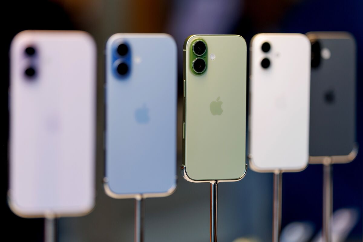 US Stocks Extend Rally as Apple Nears a Record, Earnings Beat
