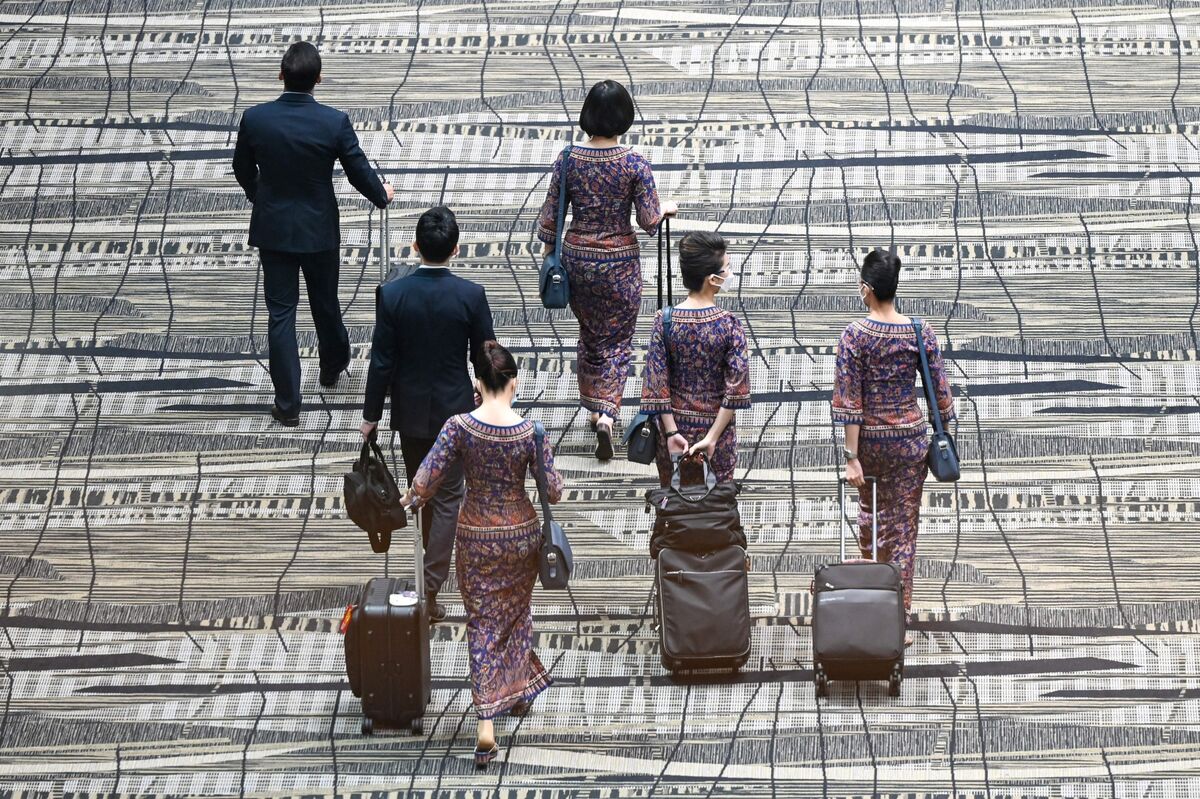 Singapore Airlines to Pay Staff Over 7 Months’ Bonus, ST Says