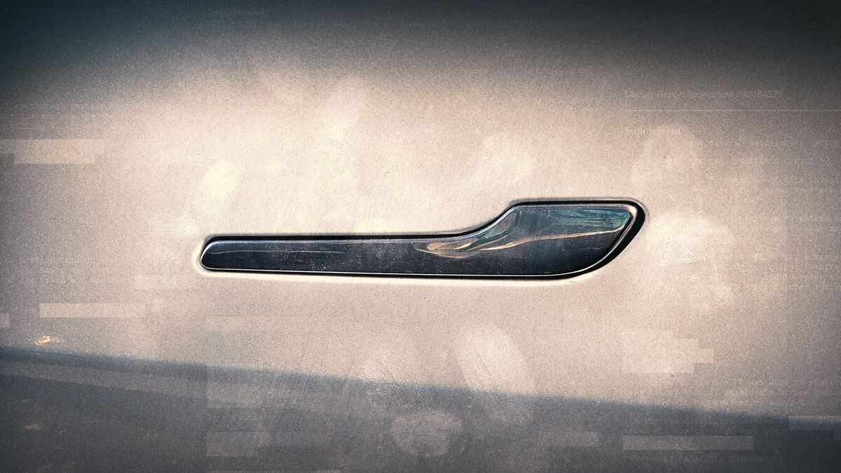 Tesla’s Dangerous Doors