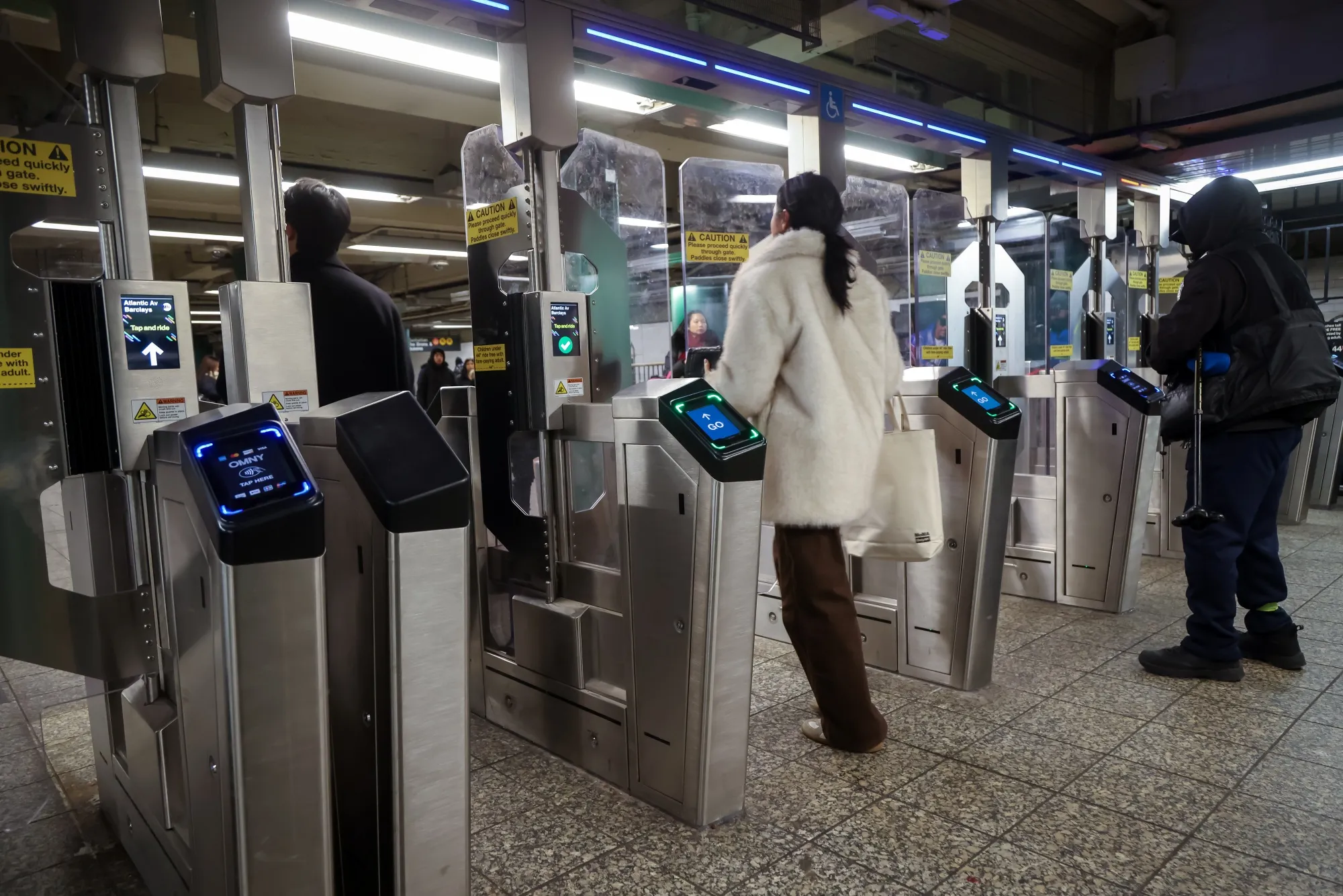 通勤で地下鉄の駅を利用する人たち（ニューヨーク）