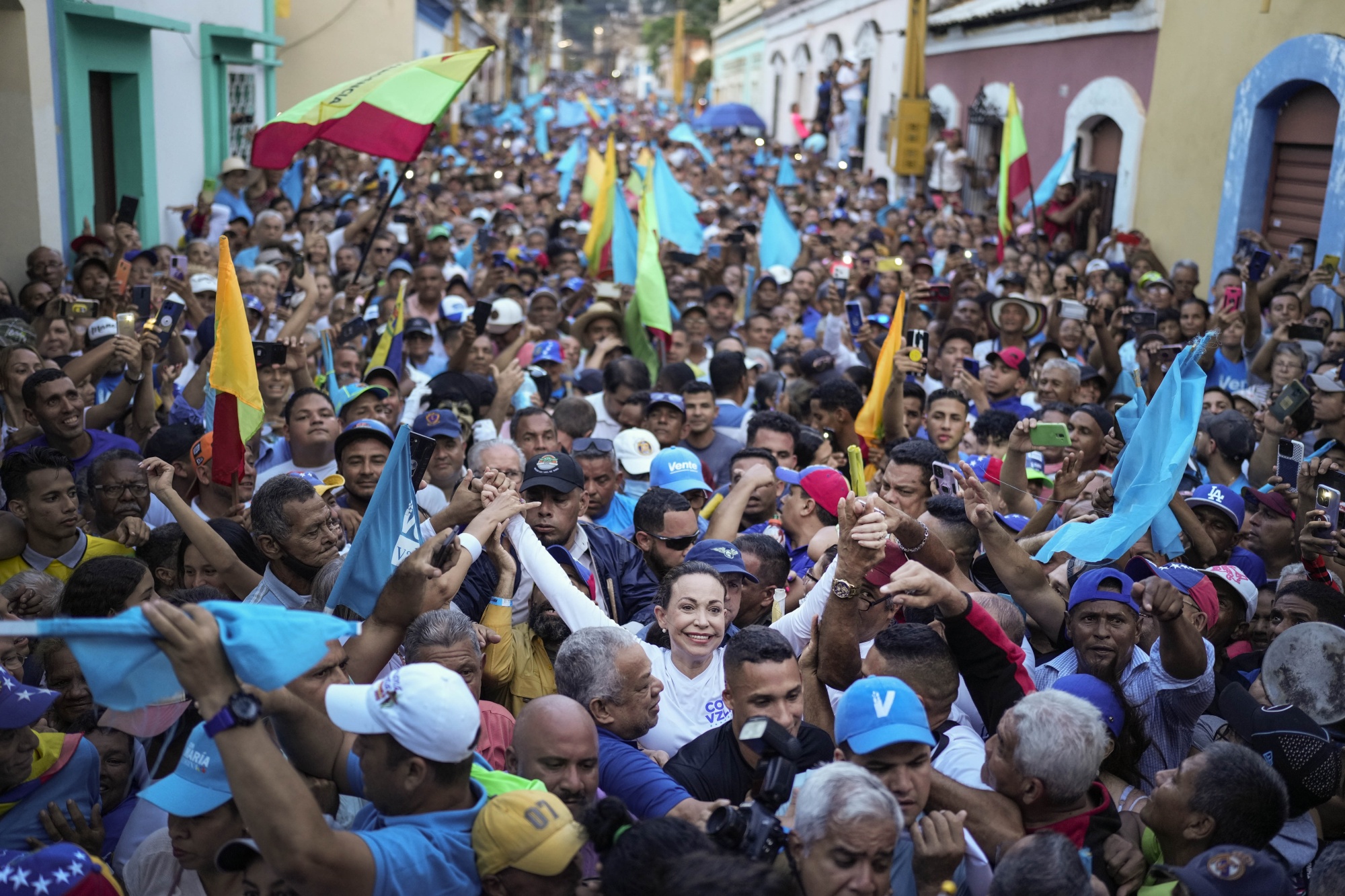 Venezuela's Maduro Hikes Minimum Wage 18-Fold With Petro Crypto Peg -  Bloomberg