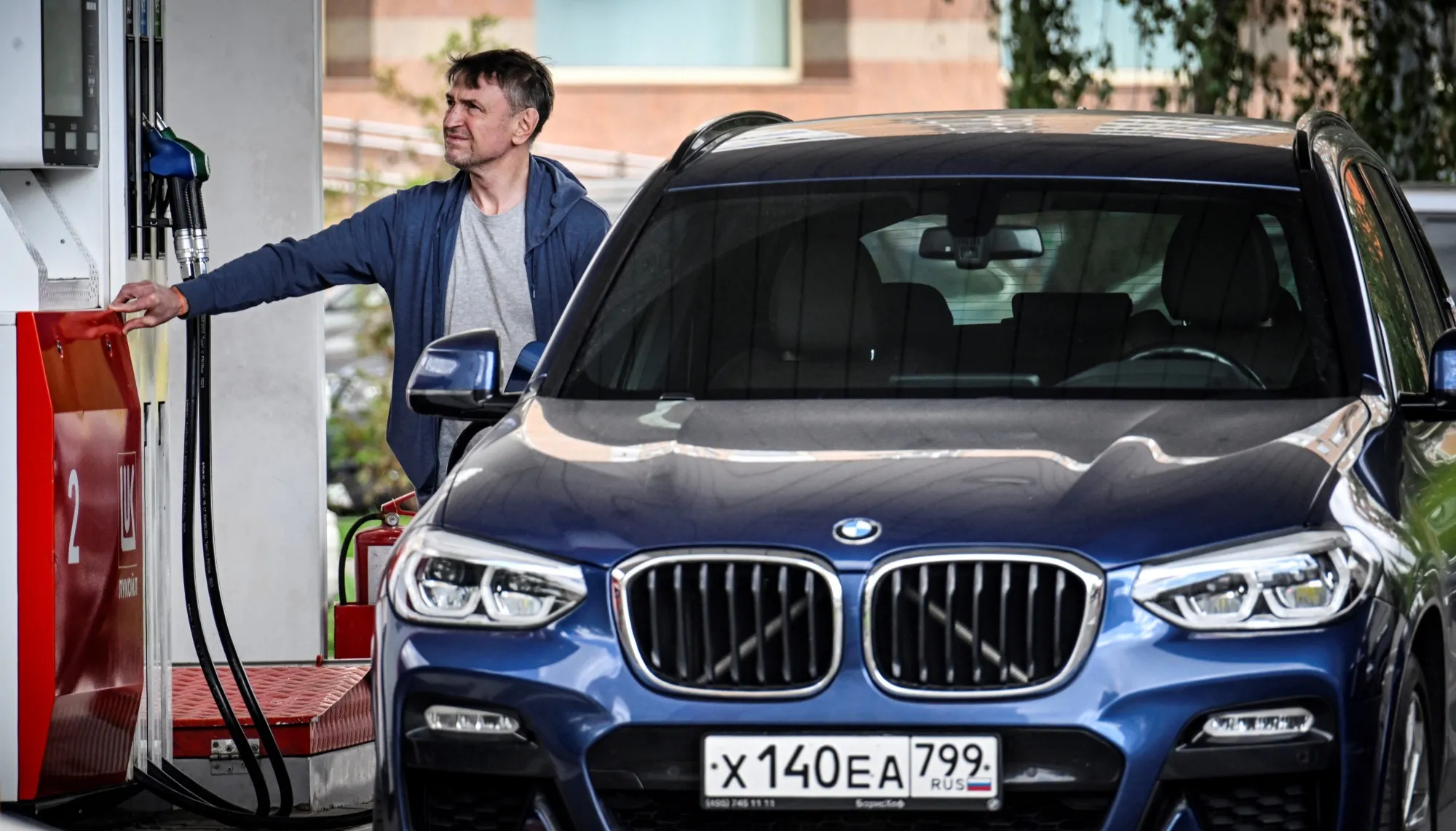 A driver fills up his car at a gas station in Moscow in Sept. 2025.