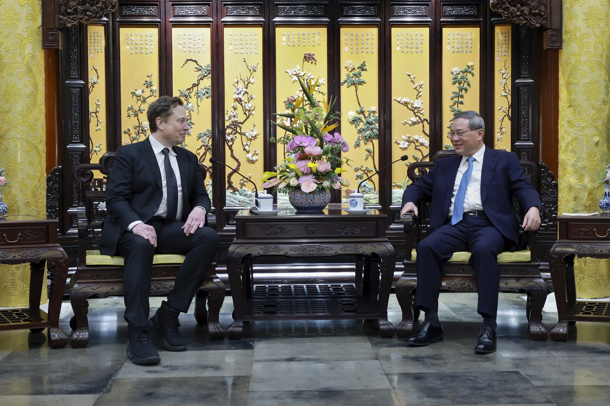 Elon Musk meets with Chinese Premier Li Qiang in Beijing on April 28.