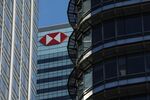 A logo sits on the HSBC Holdings Plc headquarter skyscraper offices in the Canary Wharf business, financial and shopping district in London, U.K.