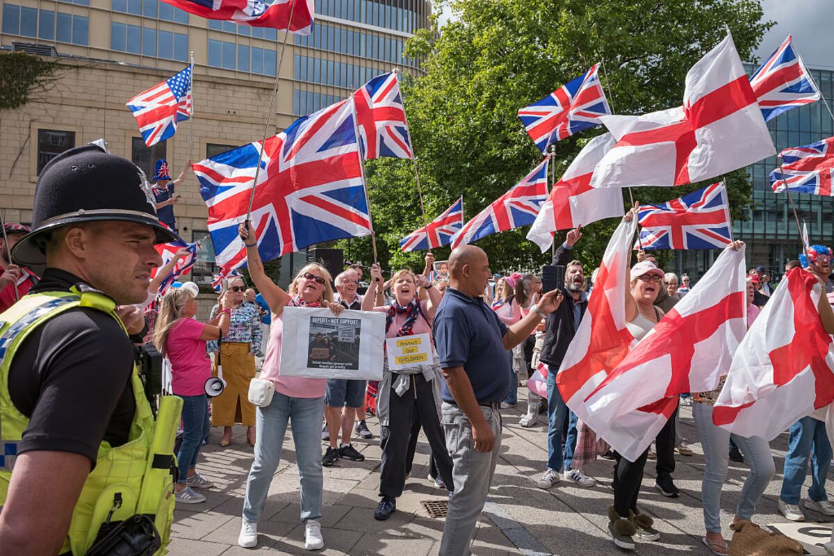 Labour to Review Changes to ECHR as UK Migrant Debate Flares