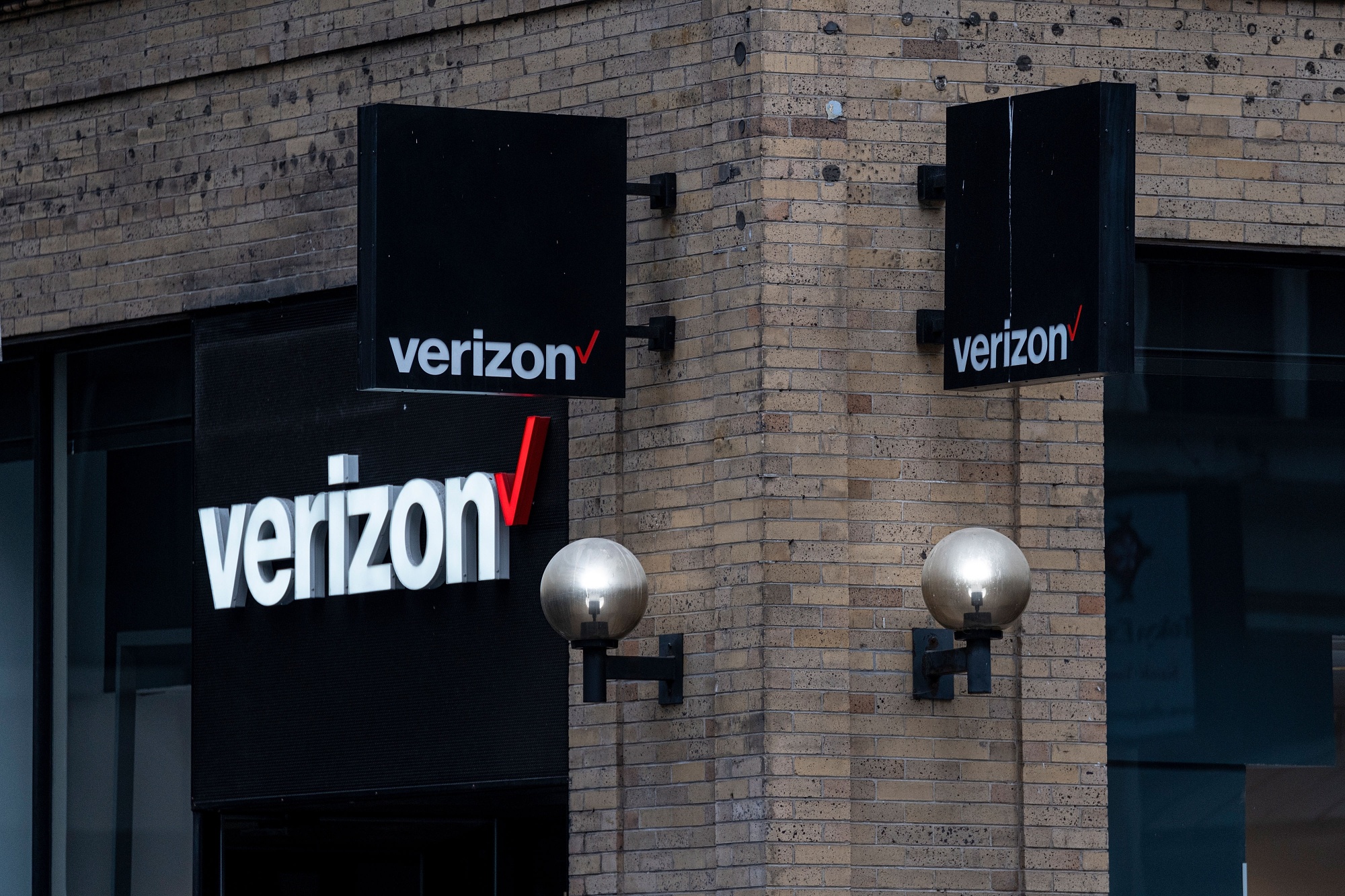 Verizon Lags AT&T in Early Rankings of 5G Service, Report Says - Bloomberg