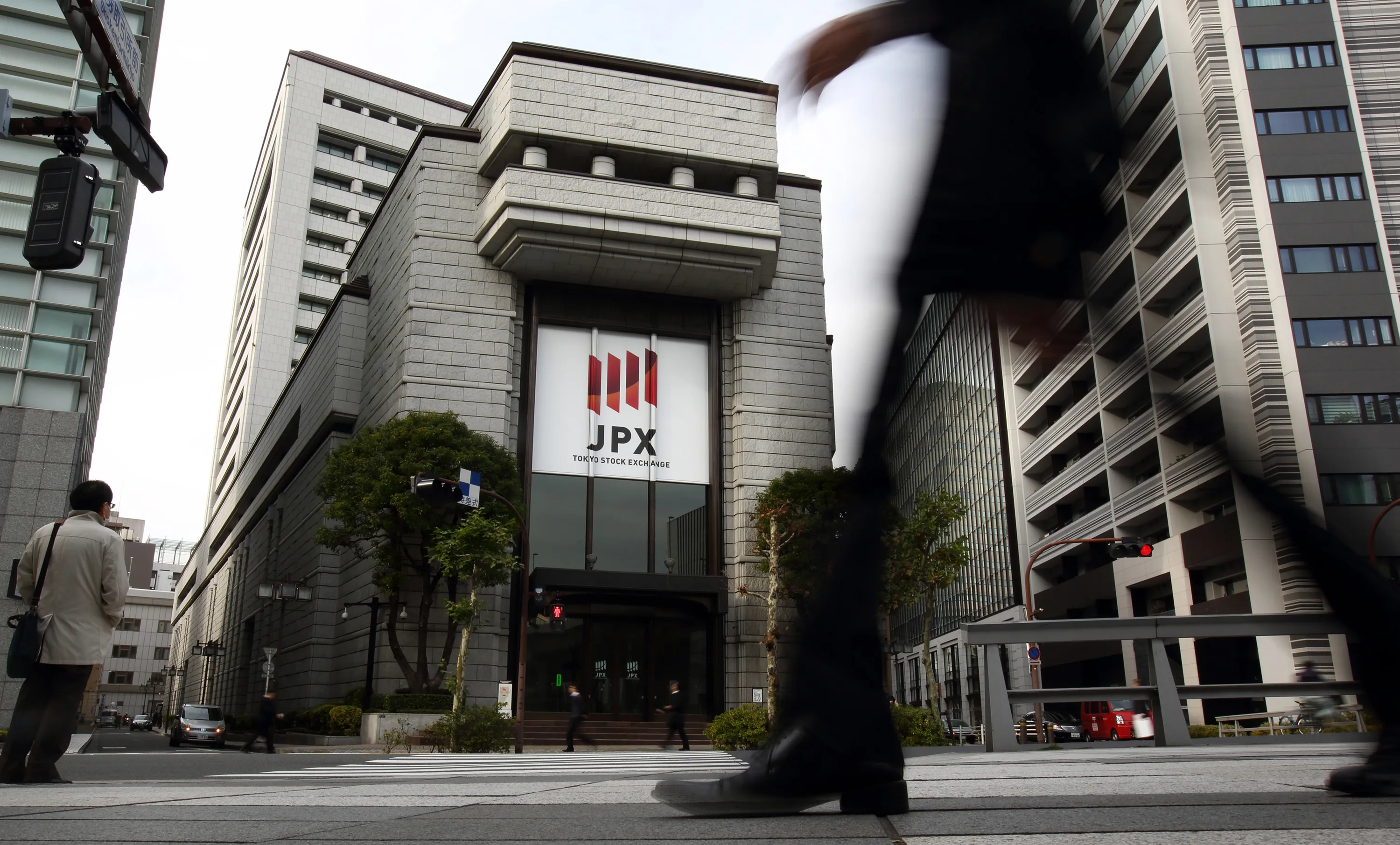 特設注意市場」で初のレッドカード、違反企業根絶へ存在感 - Bloomberg