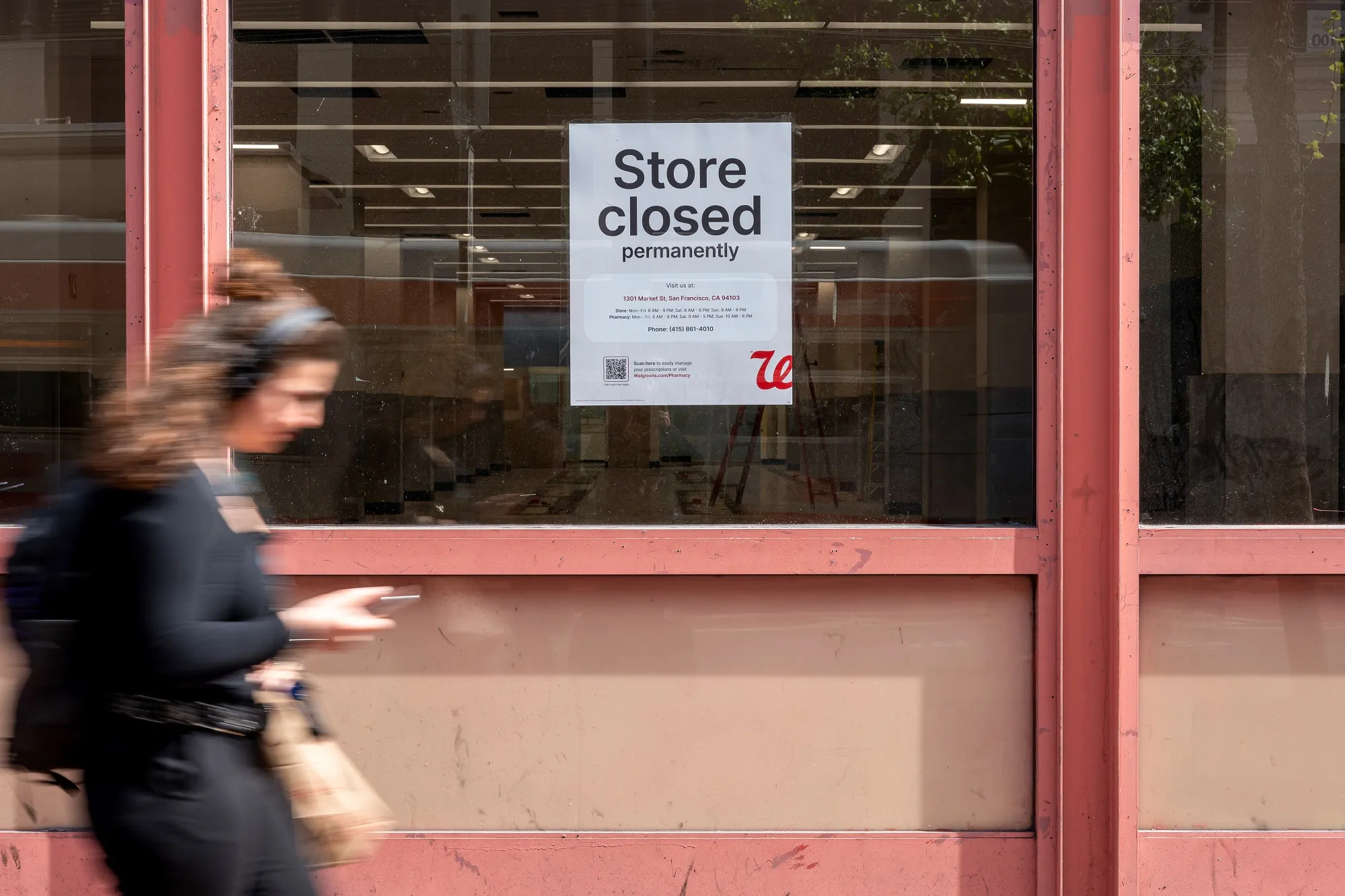 US consumer sentiment fell to one of the lowest readings on record and long-term inflation expectations climbed to the highest since 1991 on fears of the economic fallout from tariffs.