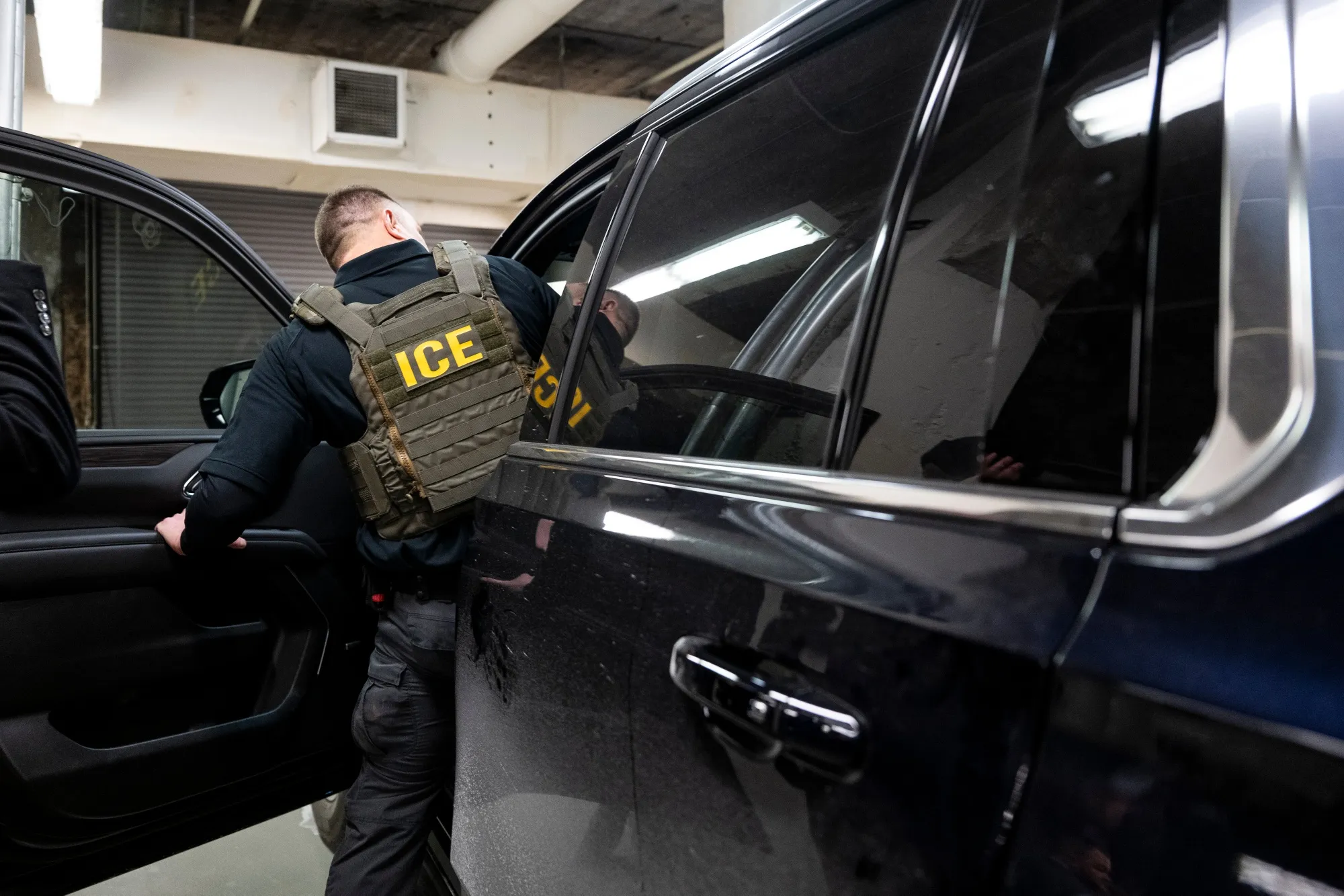 An ICE agent in Chicago on Jan. 26. ICE reported on Monday via X that it made 1,179 arrests nationwide, bringing the total since Jan. 23 to 3,552.&nbsp;