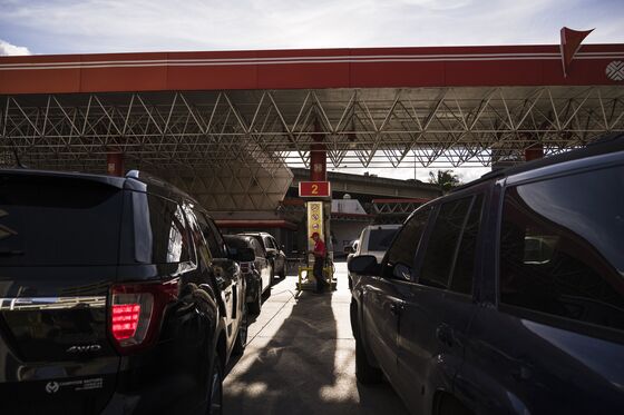 Gasoline Shortages Grip Venezuela's Capital Ahead of Christmas