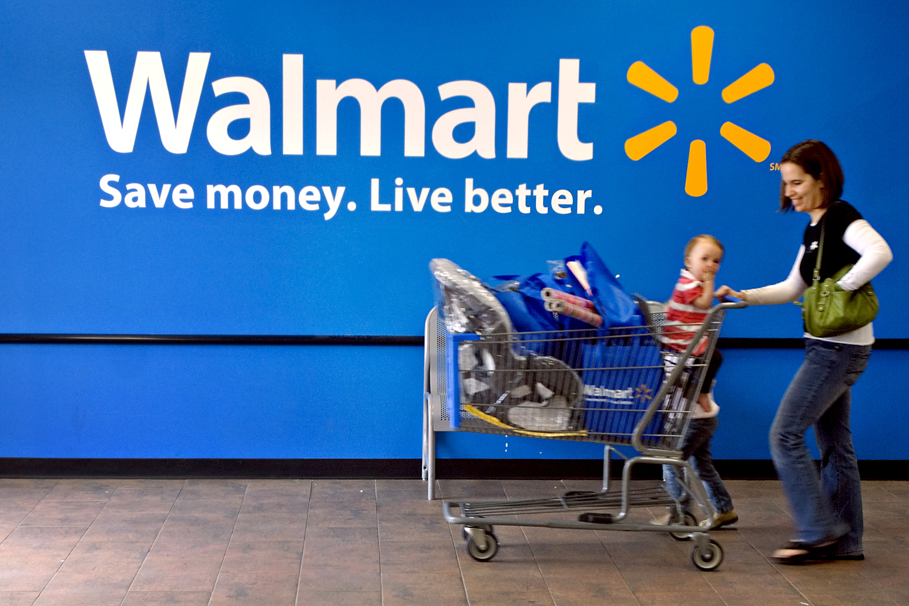 Live on money. Walmart реклама. Реклама Волмарт. Лозунг Волмарт. Wal-Mart слоган.