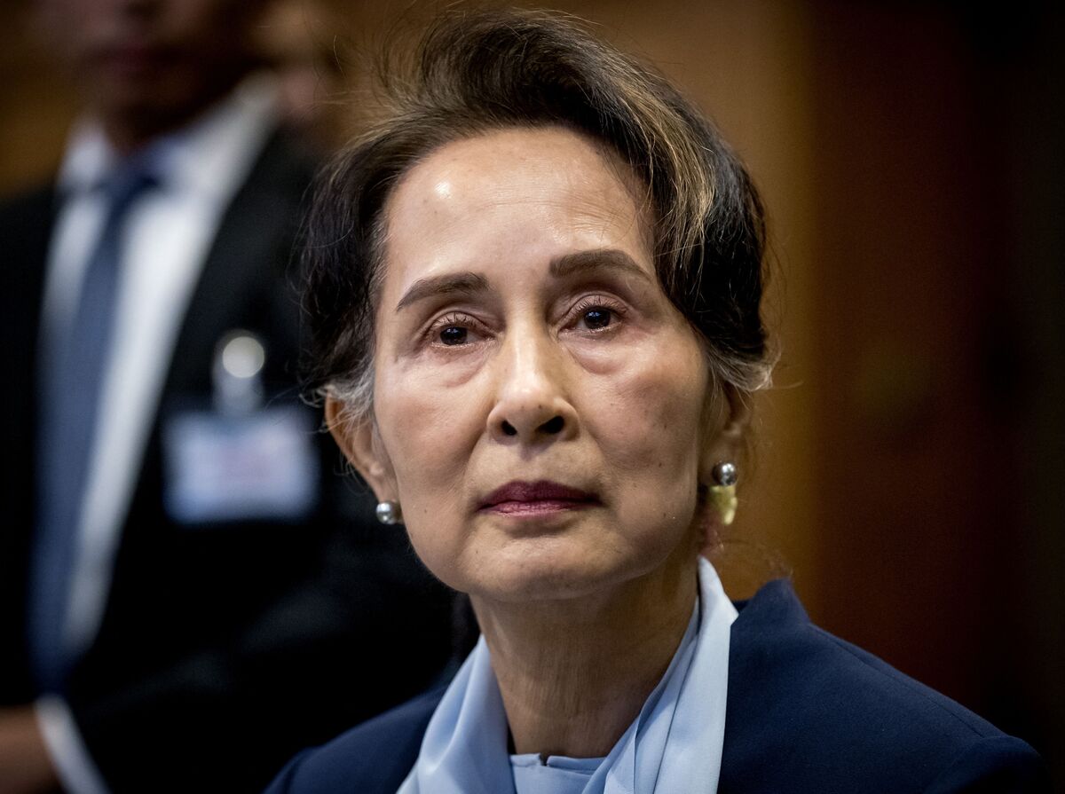 Myanmar Shows Suu Kyi Meeting Red Cross Amid Fear for Her Health