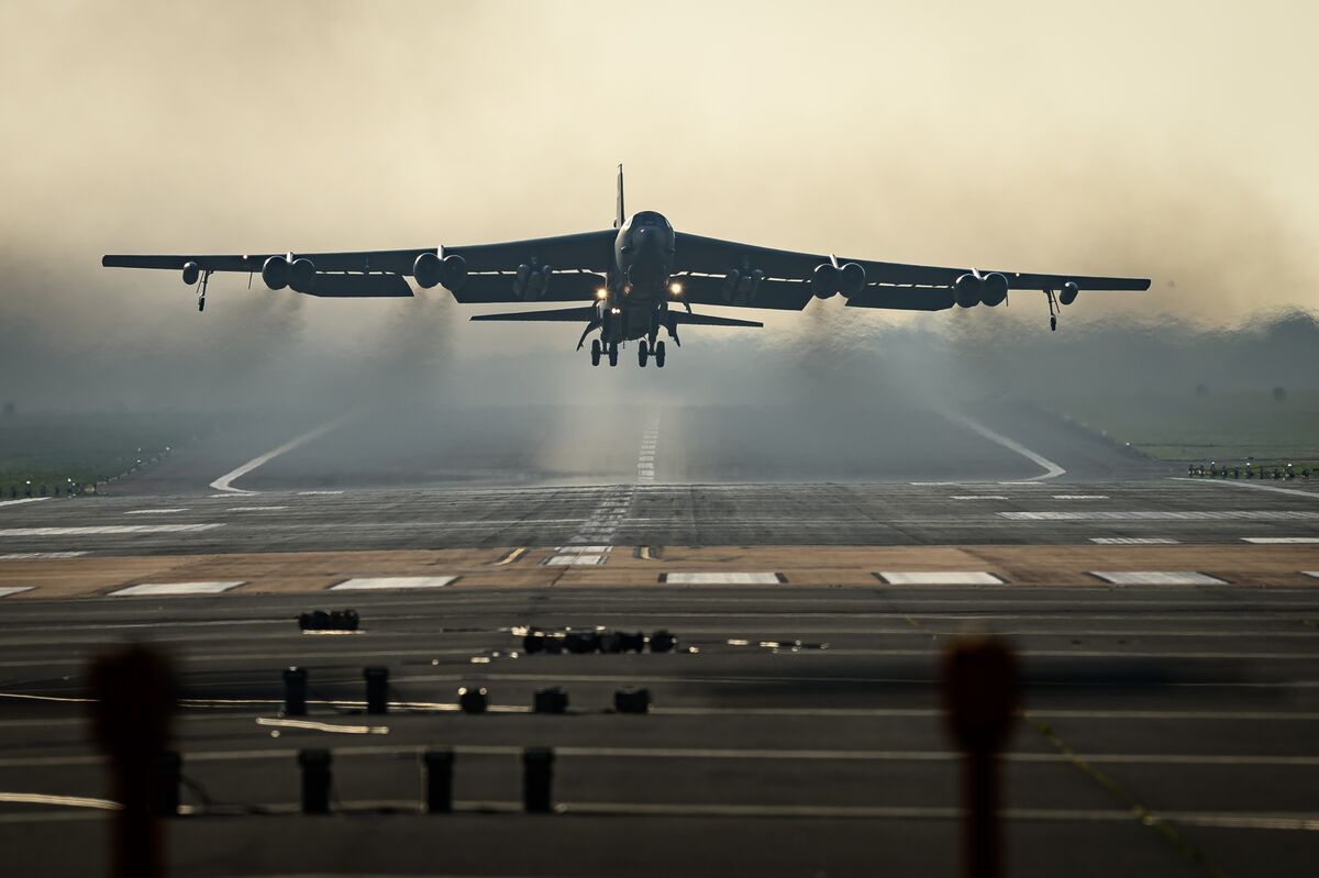 US B-52 Bomber Crashes in California Shortly After Takeoff