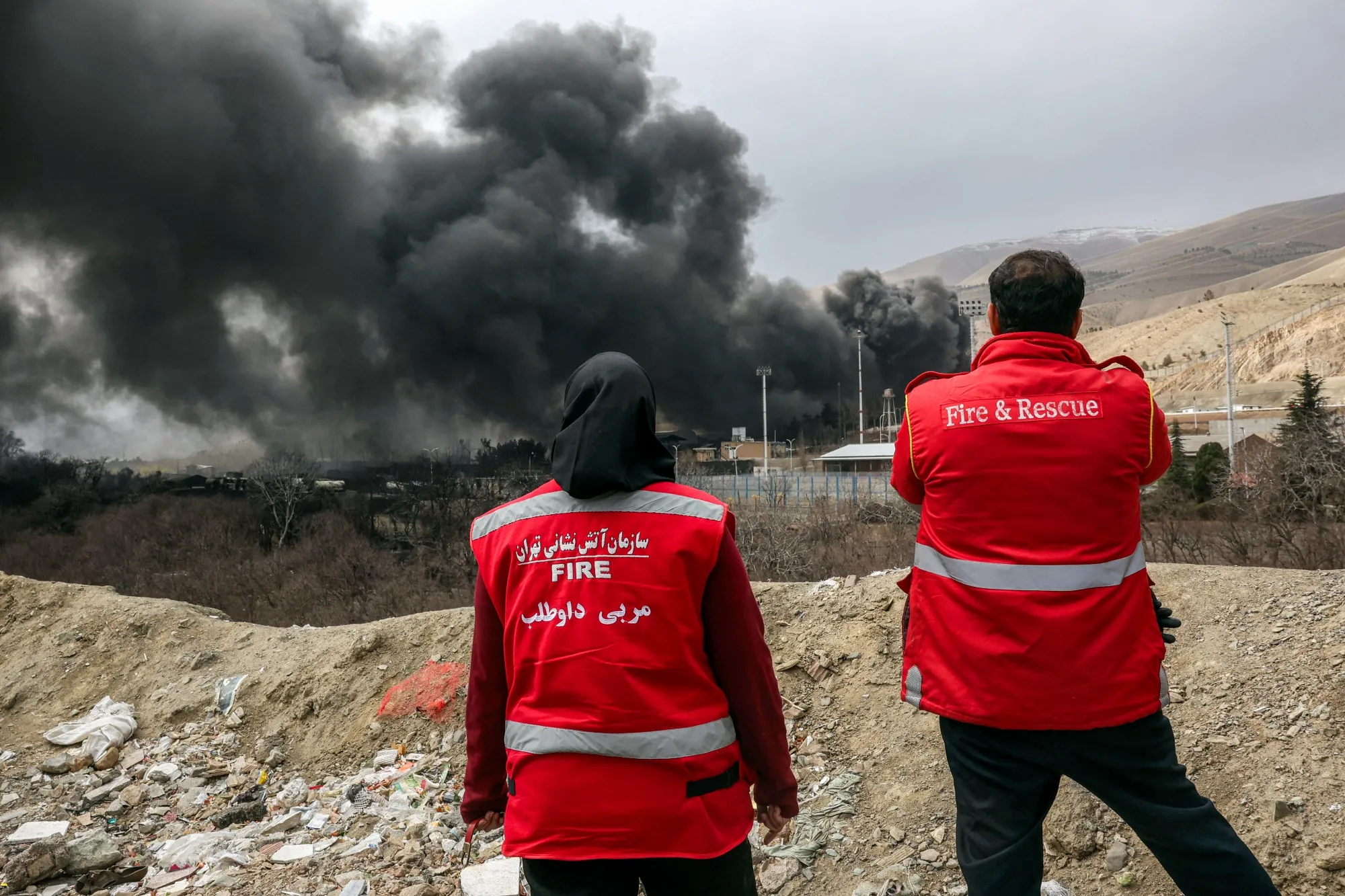 Iranian civil defense team&nbsp;after&nbsp;an airstrike on the Shahran oil refinery.