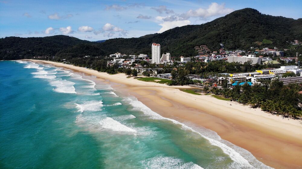 Esta foto aérea, tomada el 30 de septiembre, muestra una playa de Karon inusualmente tranquila en Phuket, Tailandia.