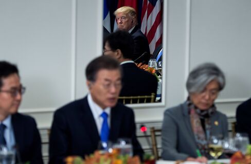韓国の文在寅大統領の発言を聞くトランプ米大統領(9月21日)