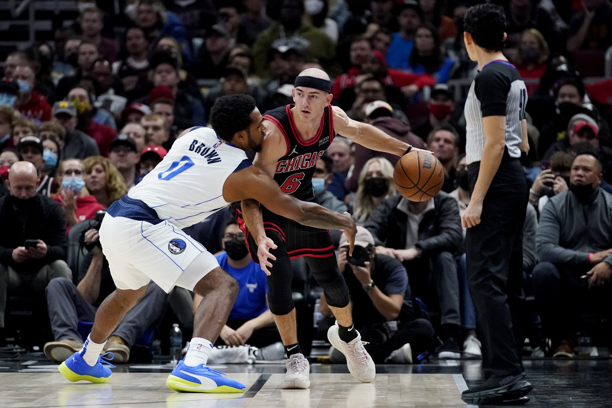 Ball, LaVine Lead Bulls Past Mavericks 117-107 - Bloomberg