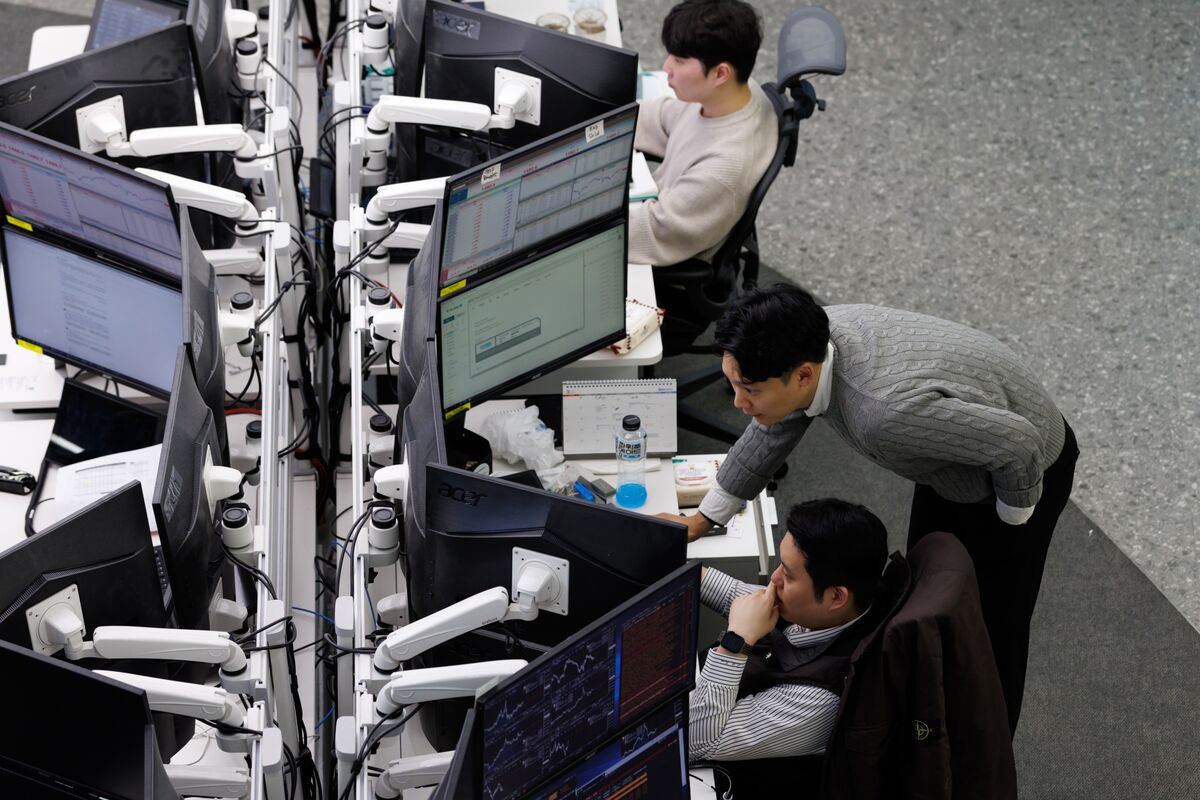 Kospi Drops 2%+ as Foreigners Flee Korean Chips Into China