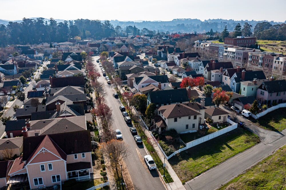 米中古住宅販売件数、予想外の大幅増で1年ぶり高水準-在庫が 米中古住宅販売件数、予想外の大幅増で1年ぶり高水準-在庫が