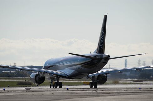 Japan's Mitsubishi Regional Jet (MRJ) Takes To The Skies For First Flight