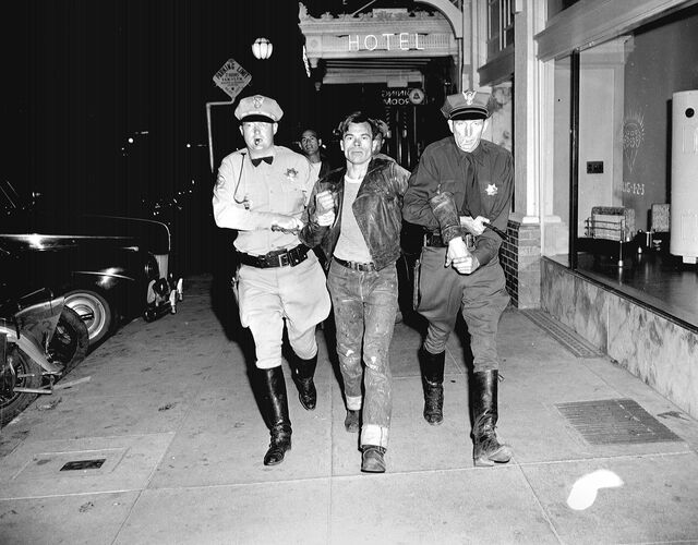 Συλλήψεις κατά τη διάσημη αναταραχή της μοτοσικλέτας στο Χόλιστερ της Καλιφόρνια το 1947.