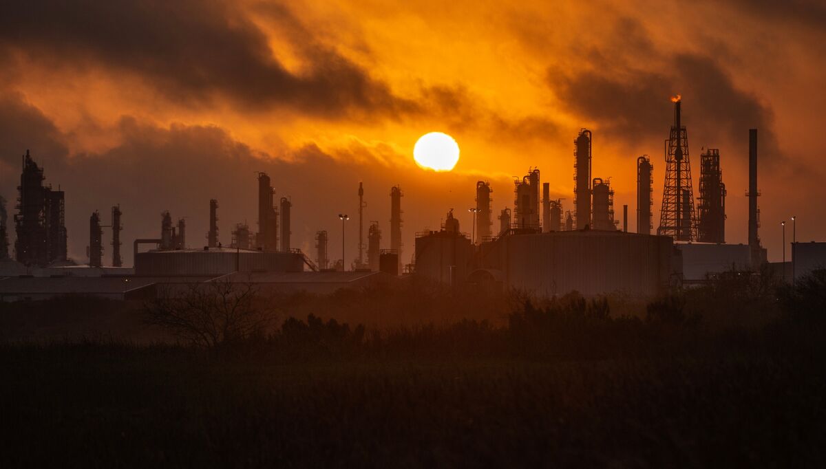 bloomberg.com - Barbara J. Powell - US Oil Refiners Seen Boosting Fuel Output Through Rest of Year