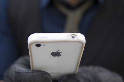 Apple Jury to Be First in U.S. to Weigh Samsung Patent Fight