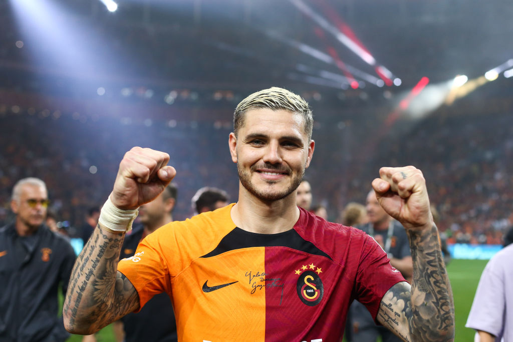 Mauro Icardi of Galatasaray celebrates victory during the Super Lig match against Fenerbahce.
