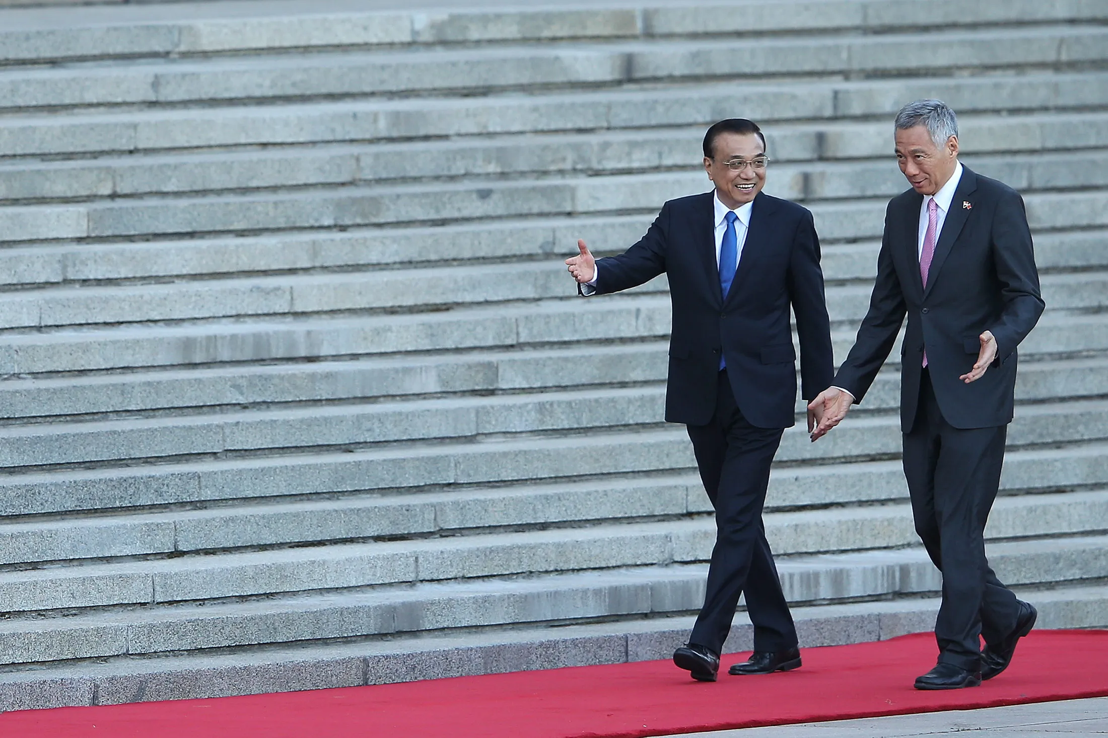 Chinese Premier Li Keqiang welcomes Singapore Prime Minister Lee Hsien Loong on Sept. 19.
