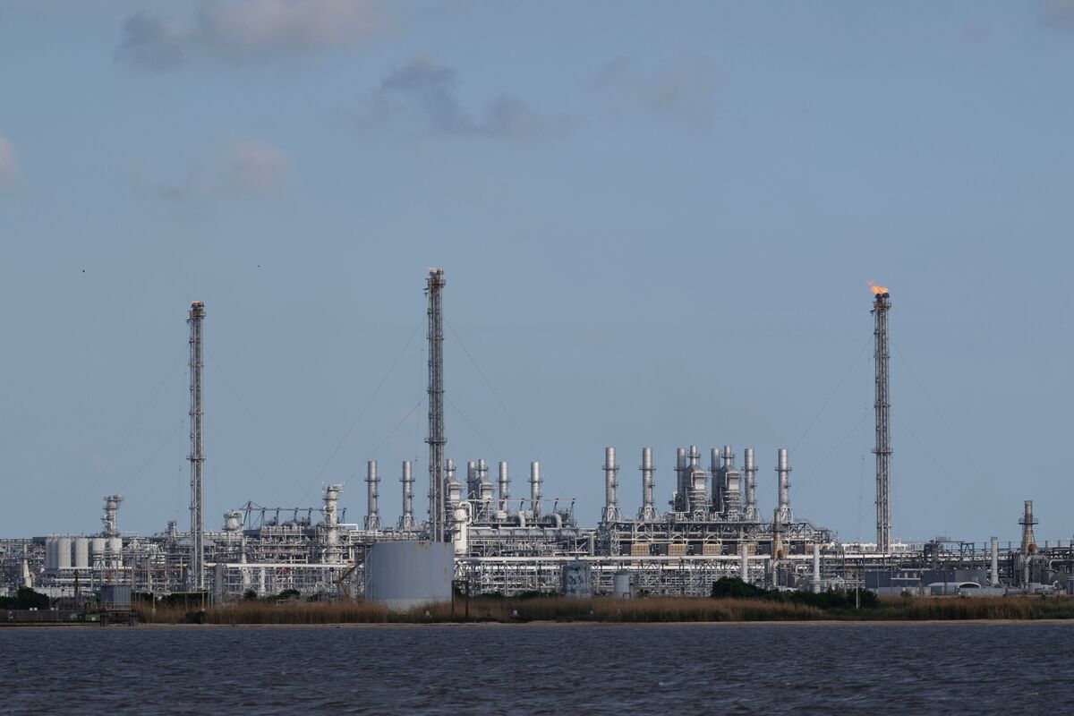 bloomberg.com - Ari Natter - US Eases Environmental Reviews For Natural Gas Projects