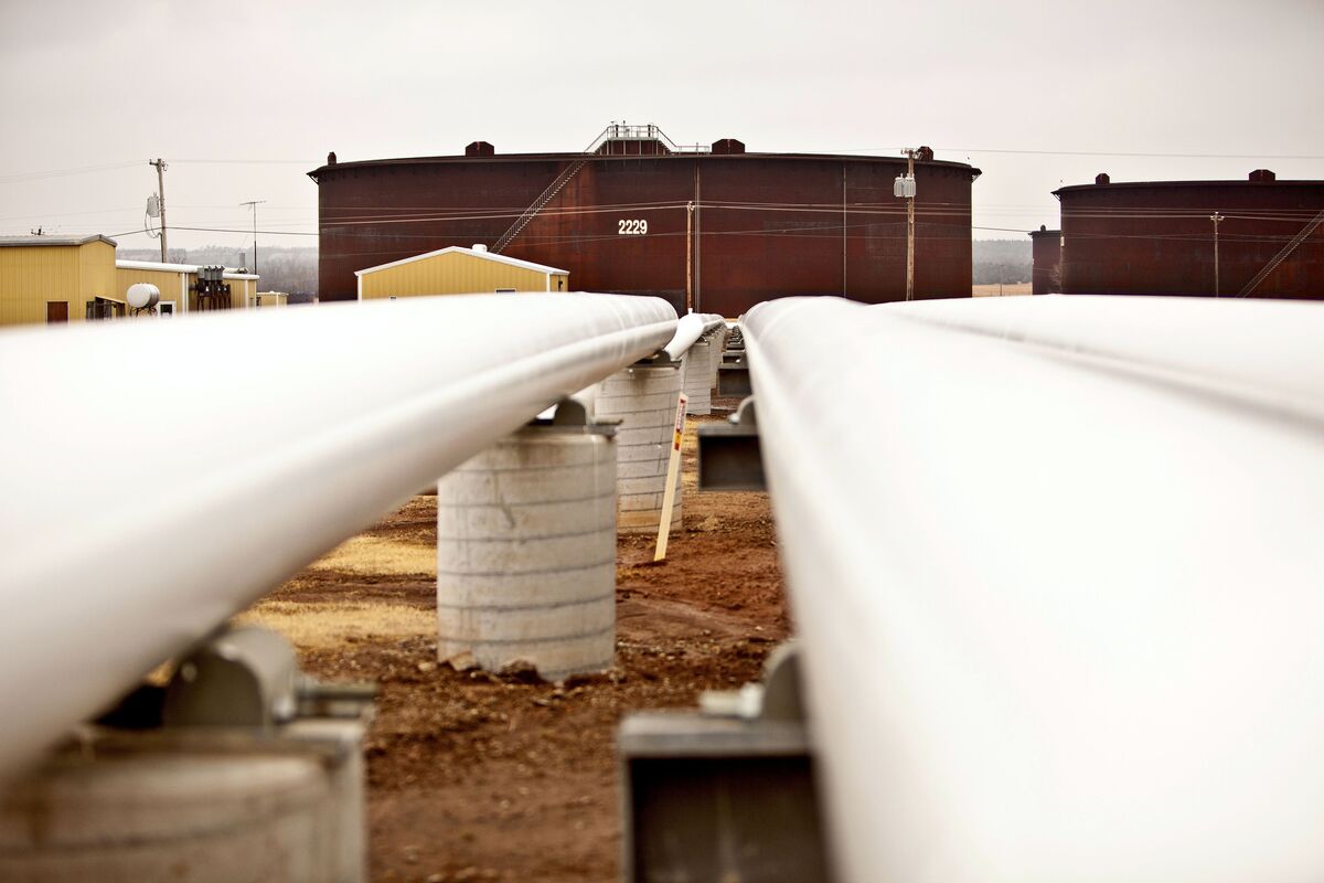 Oil Surges as US Strikes on Iran Prompt Strait of Hormuz Closure